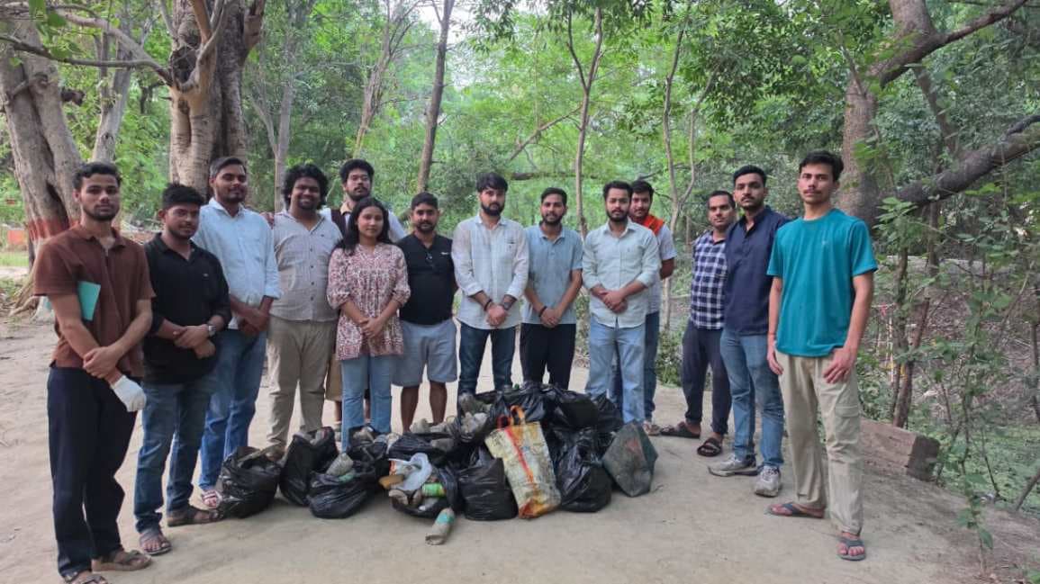 BHU के मधुबन पोखरे में गंदगी का अंबार, छात्रों ने चलाया स्‍वच्‍छता अभियान