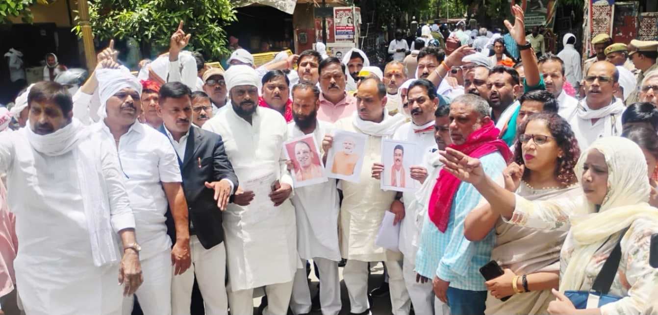 कांग्रेस का भाजपा के खिलाफ जवाबी प्रदर्शन, PM-CM
का पोस्‍टर जलाया