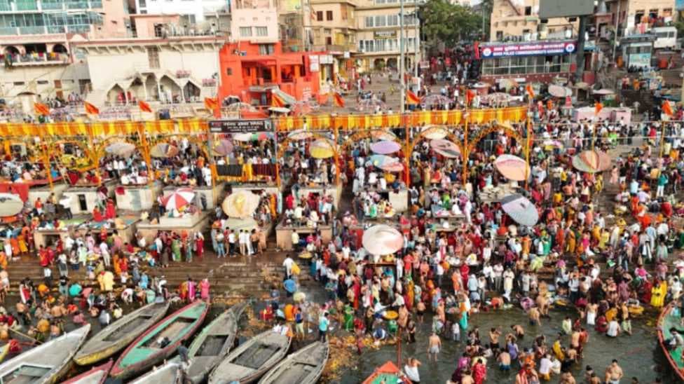 वाराणसी में गंगा दशहरा पर घाटों पर उमड़ा आस्‍था का सैलाब, लगाई पुण्‍य की डुबकी...