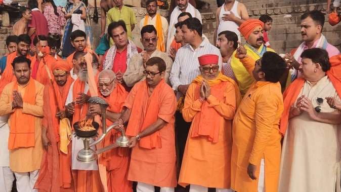 विधायक ने 51 बटुकों संग किया गंगा का दुग्‍धाभिषेक, हर हर गंगे की गूंज से वातावरण हुआ भक्तिमय...