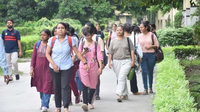 बीएचयू यूजी के छात्रों को कम से कम 30 घंटे की इंटर्नशिप जरूरी, क्रेडिट और मार्क्स में चढ़ेंगे इतने अंक...