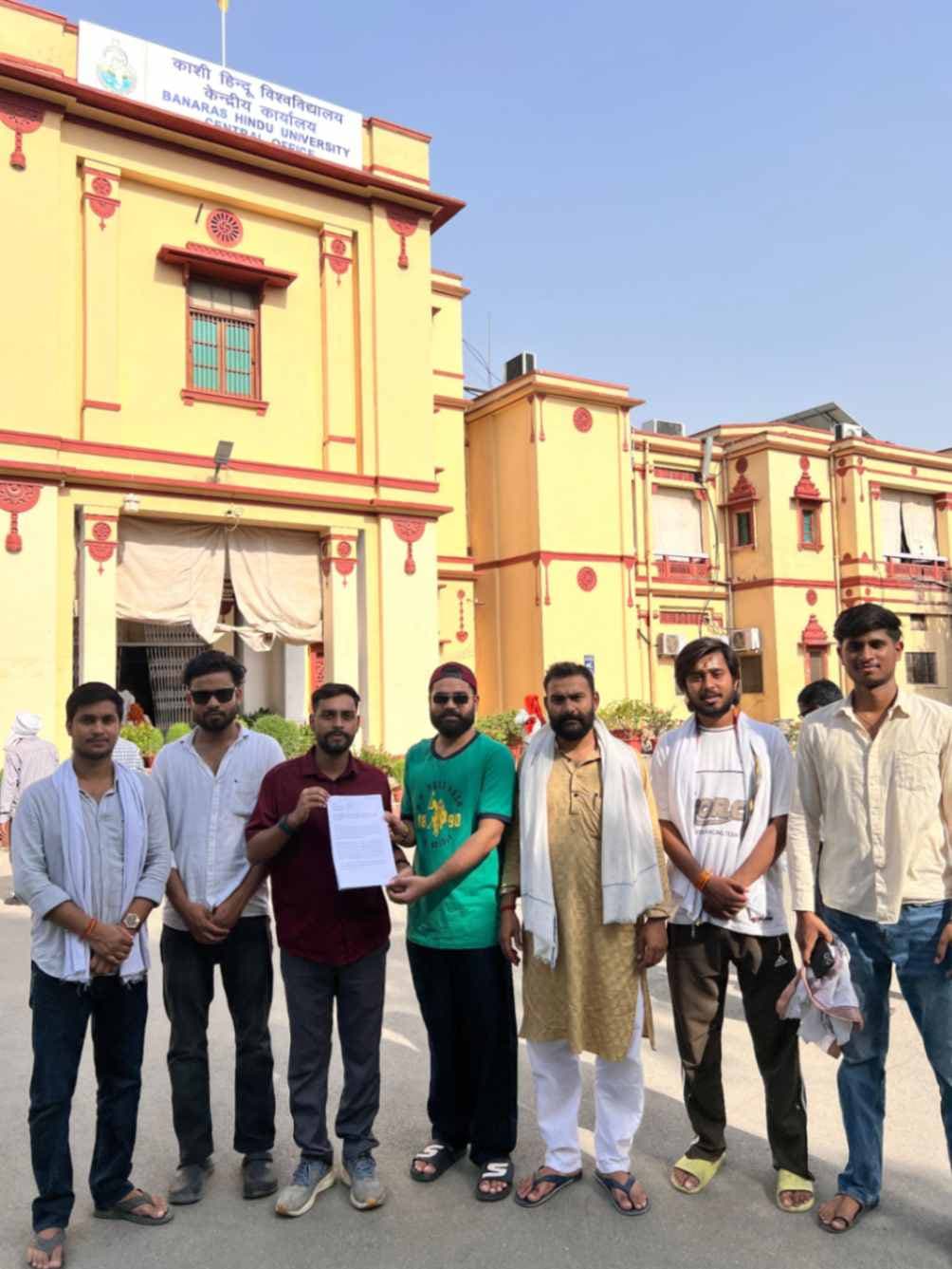 लोकायुक्त जांच के दौरान ट्रॉमा सेंटर प्रभारी को पद से हटाने की मांग, कुलपति को सौंपा ज्ञापन... 