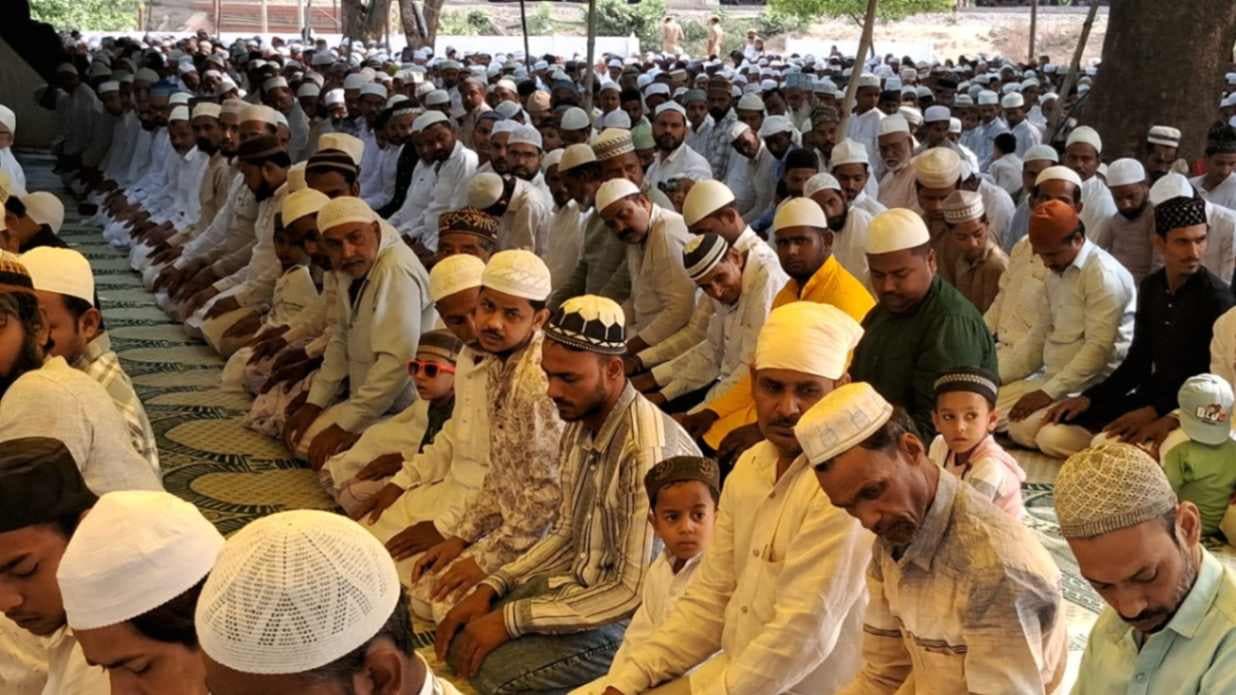 कड़ी सुरक्षा व्यवस्था के बीच लाट भैरव में अदा की गई बकरीद की नमाज...