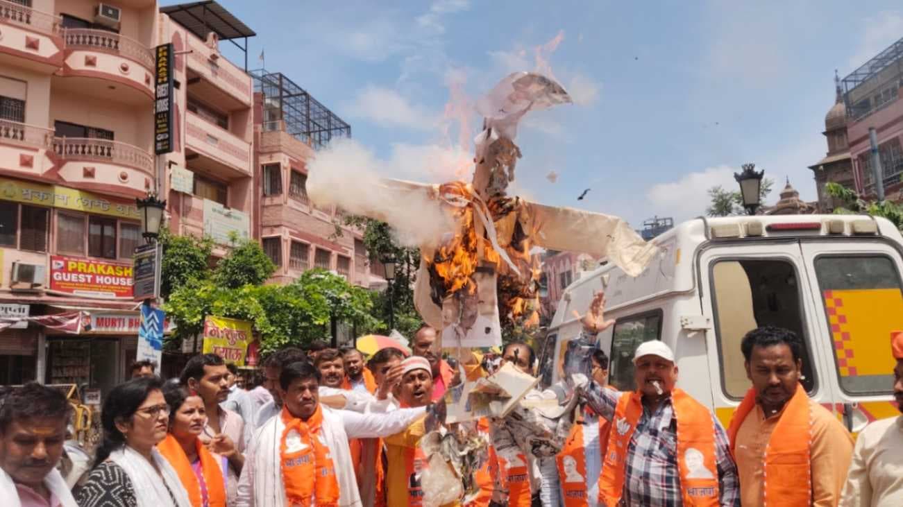 वाराणसी में सियासी पारा हाई, जगह जगह फूंके गए राहुल और अध्यक्ष अजय राय के पुतले