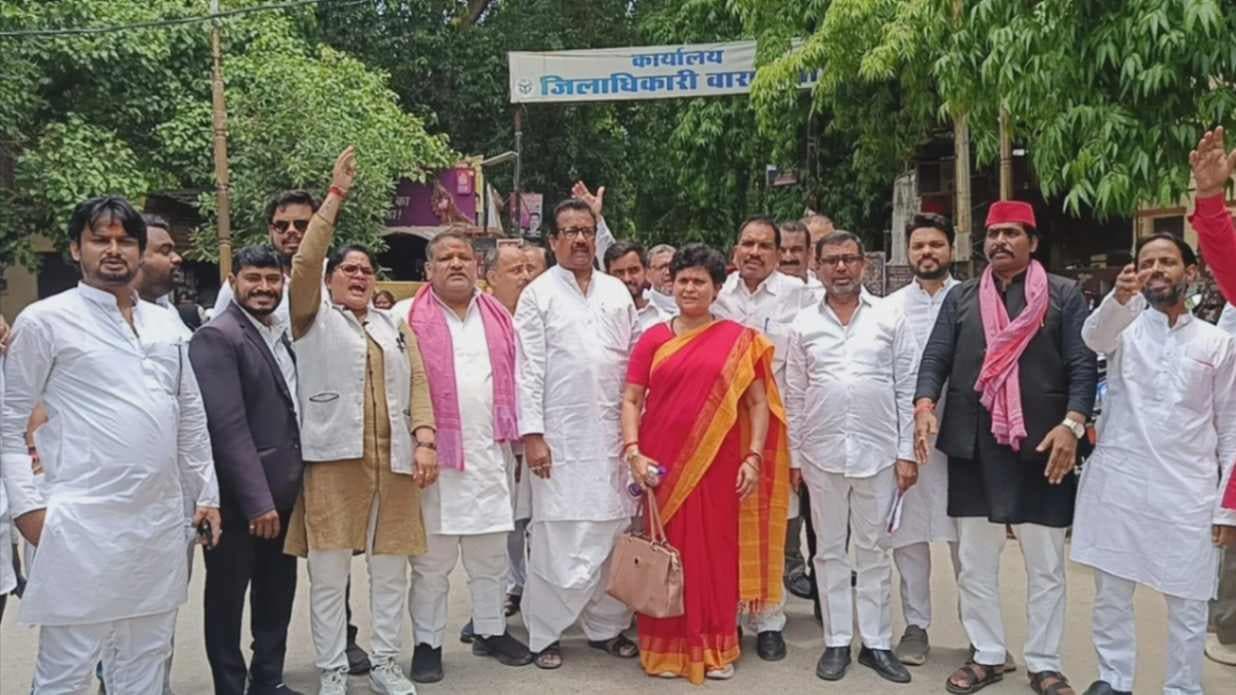 वाराणसी में मतदाता सूची पर सपा का बड़ा आरोप, जिलाधिकारी को सौंपा ज्ञापन