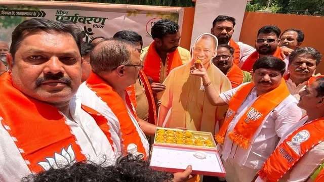CM योगी जन्मदिन विशेष: कटआउट को खिलाई मिठाई फिर किया पौधारोपण, भाजपा कार्यालय में खुशी का माहौल...