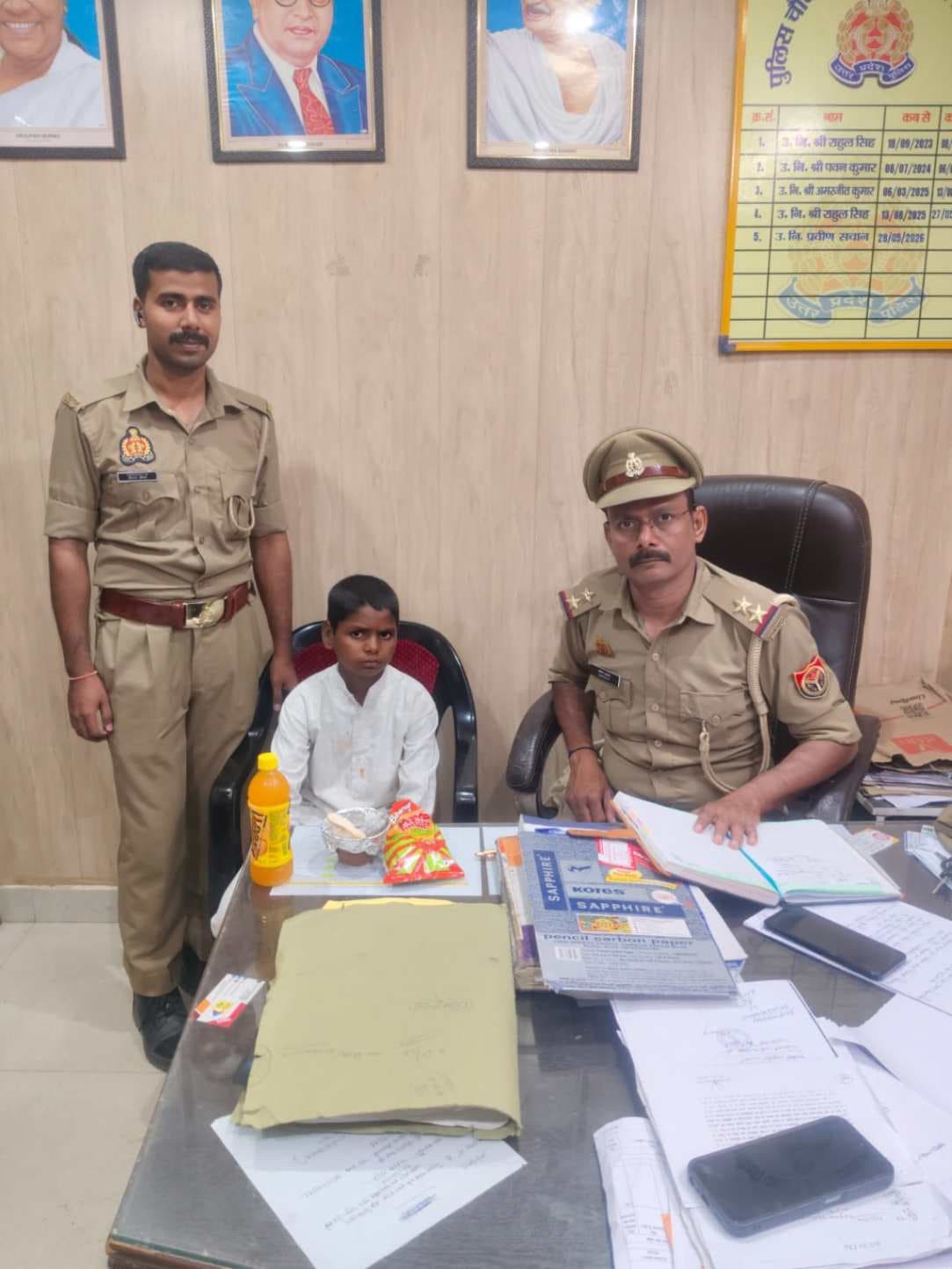 लहरतारा चौकी पुलिस की तत्परता, भटके बालक को सकुशल परिजनों तक पहुंचाया...
