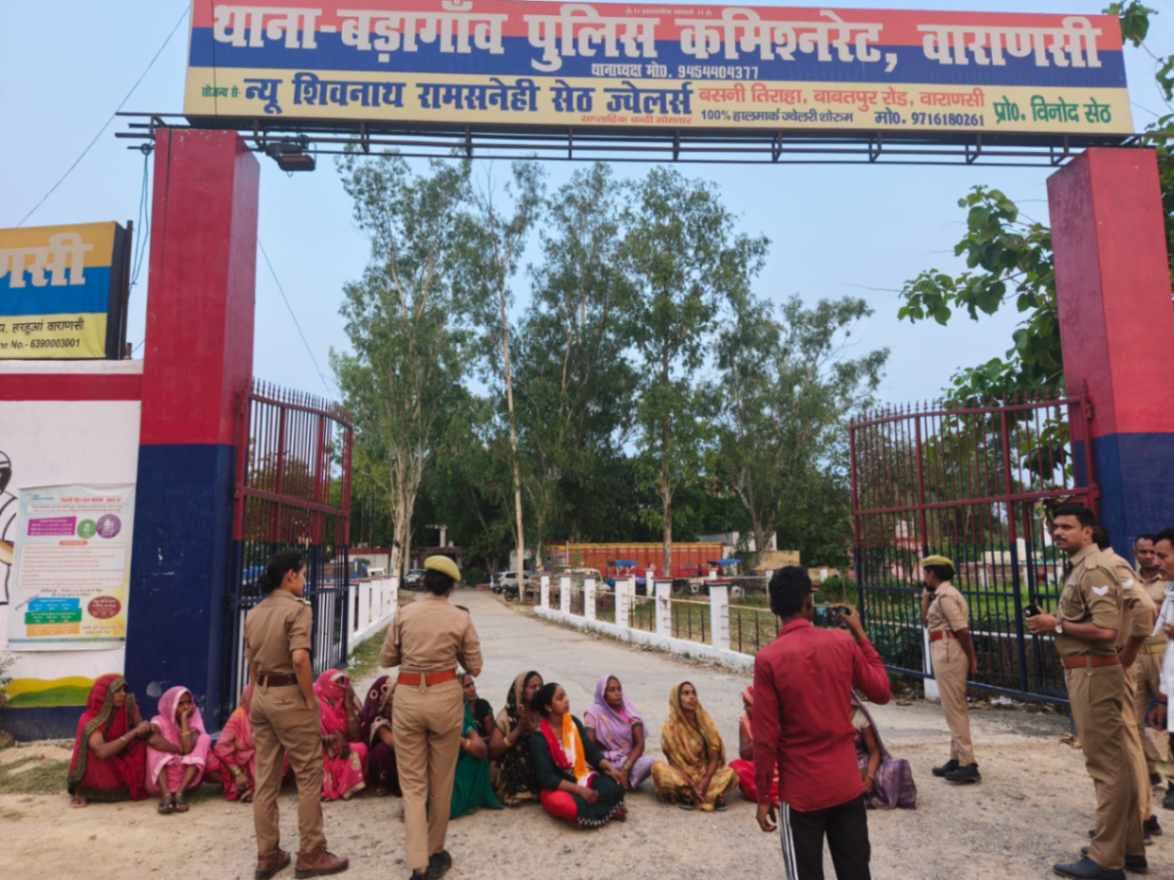 बड़ागांव थाने पर महिलाओं का धरना, पुलिस पर एक पक्ष के दबाव में कार्रवाई करने का आरोप…