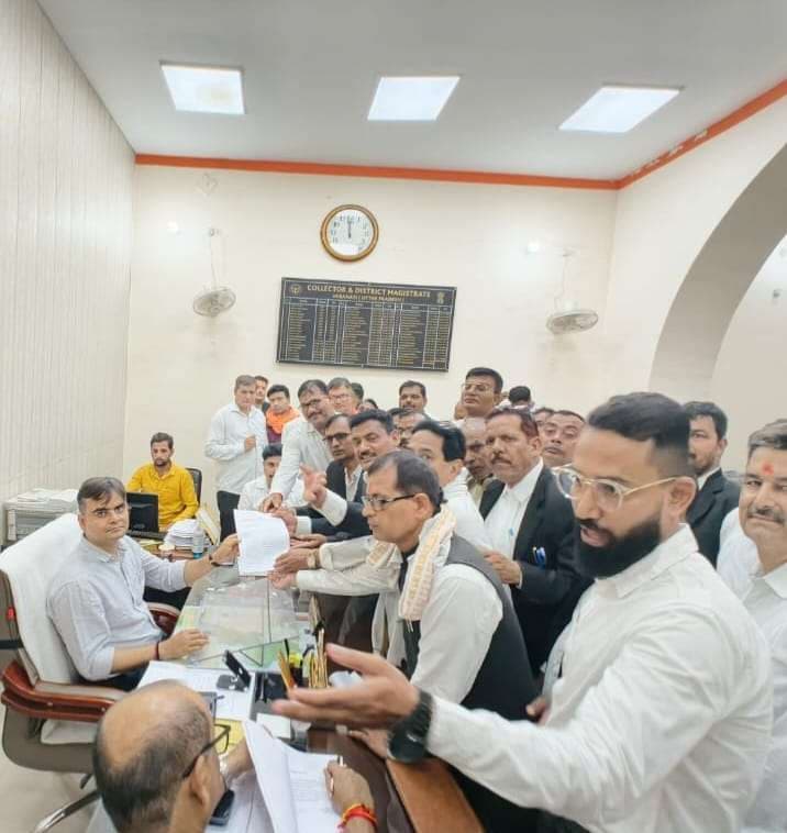 वाराणसी में कांग्रेस कार्यकर्ताओं ने डीएम को साैंपा ज्ञापन, कर दी ये मांग...
