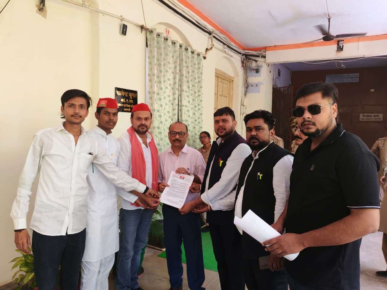 शराब की दुकानें, बार और मांसाहारी होटल भी हों शहर से बाहर, सपा ने सौंपा ज्ञापन...