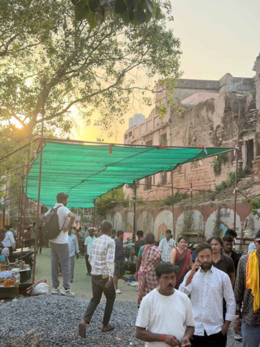 घाट से विश्वनाथ गली तक छांव का इंतजाम, नगर निगम ने लगाए ग्रीन शेड...