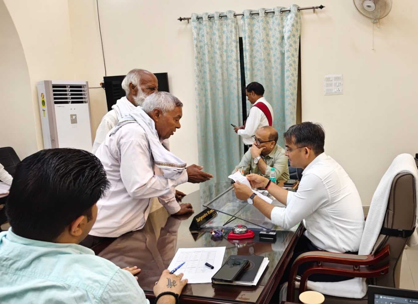 जिलाधिकारी ने जनता दर्शन में सुनी फरियादियों की समस्याएं, त्वरित निस्तारण के दिए निर्देश ...