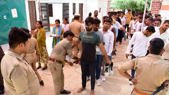 वाराणसी में चचेरे भाई की जगह पुलिस भर्ती परीक्षा देने पहुंचा फर्जी अभ्‍यर्थी गिरफ्तार,   