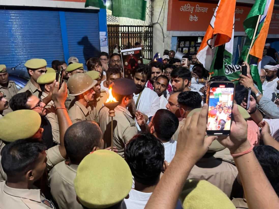 आदमपुर पुलिस की नाक के नीचे कांग्रेस का अनोखा विरोध, गंगा से लगाई न्याय की गुहार...
