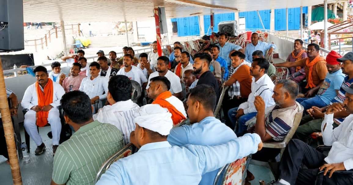वाराणसी में लाइसेंस प्रक्रिया के विरोध में नाविक समाज ने बुलंद की आवाज, उठाई ये मांग...