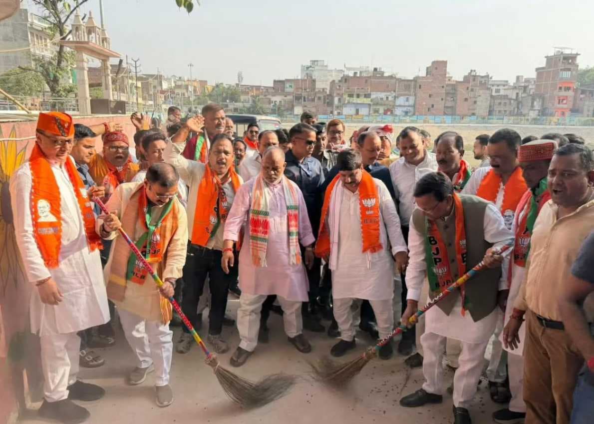 वाराणसी में भाजपा प्रदेश अध्यक्ष पंकज चौधरी ने झाड़ू लगाकर किया श्रमदान, हरित भारत का दिया संदेश...