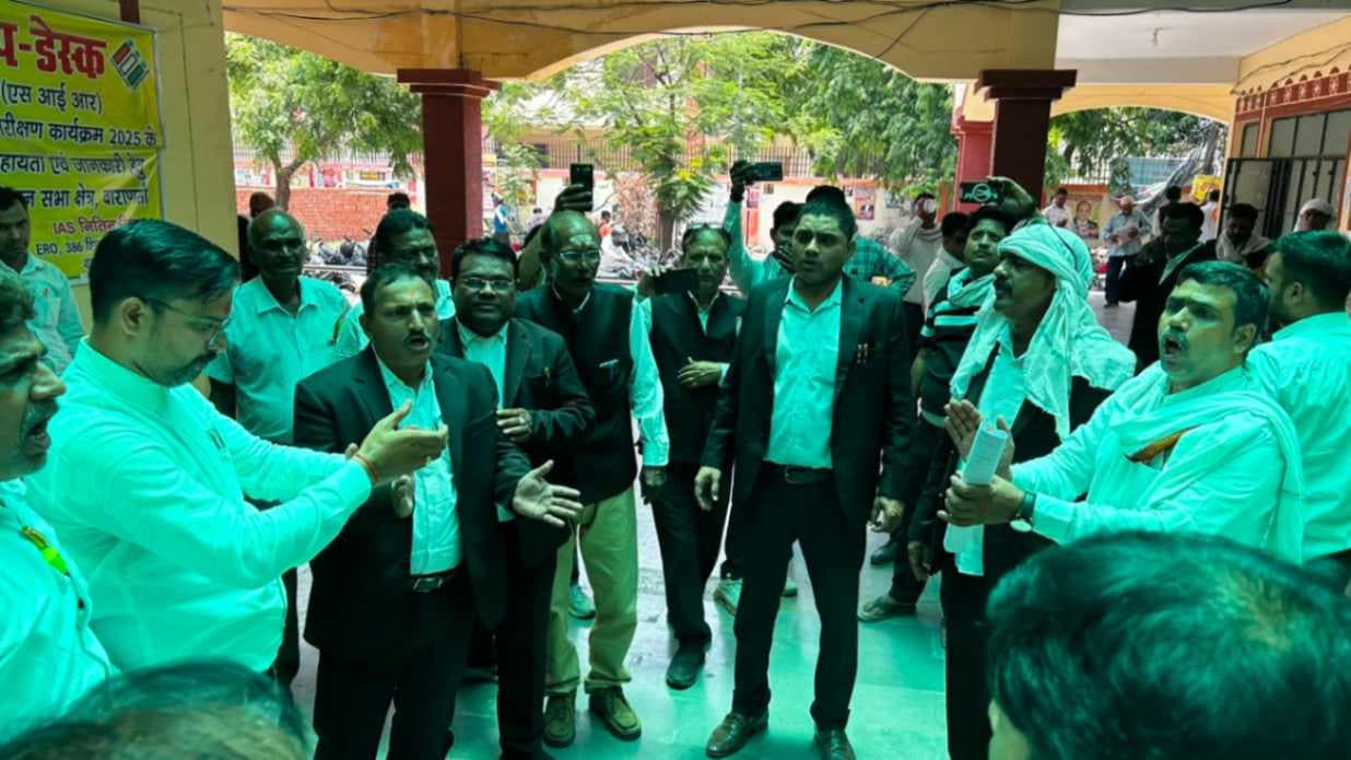 वाराणसी सदर तहसील में अधिवक्‍ताओं का हल्‍लाबोल, एसडीएम सदर के खिलाफ लगे नारे...