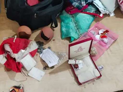 वाराणसी में बंद मकान में चोरों ने खोला हाथ, लाखों का माल किया पार...