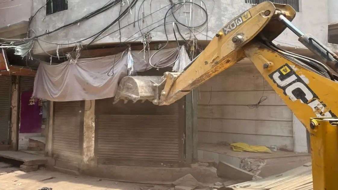 दालमंडी चौड़ीकरण: वीडीए का बुलडोजर चला, चार अवैध मकान ध्वस्त...