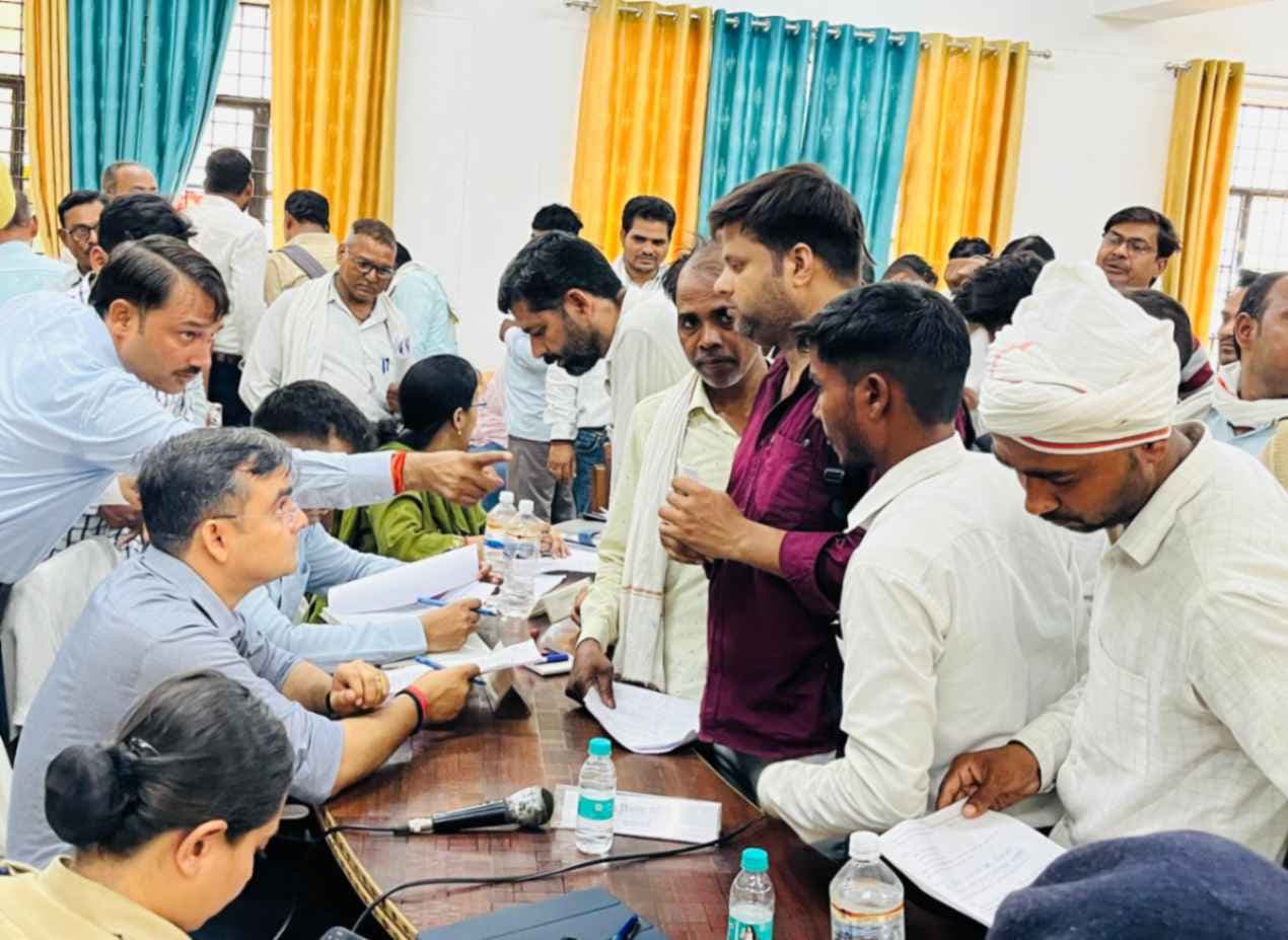 राजातालाब तहसील में डीएम की अगुवाई में संपूर्ण समाधान दिवस, 350 मामलों में मात्र 16 का निस्तारण...