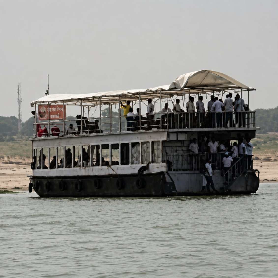 वाराणसी में बीच गंगा में बंद हुआ बजड़े का इंजन,  नौकायन कर रहे लोगों की जान पर बन आई...