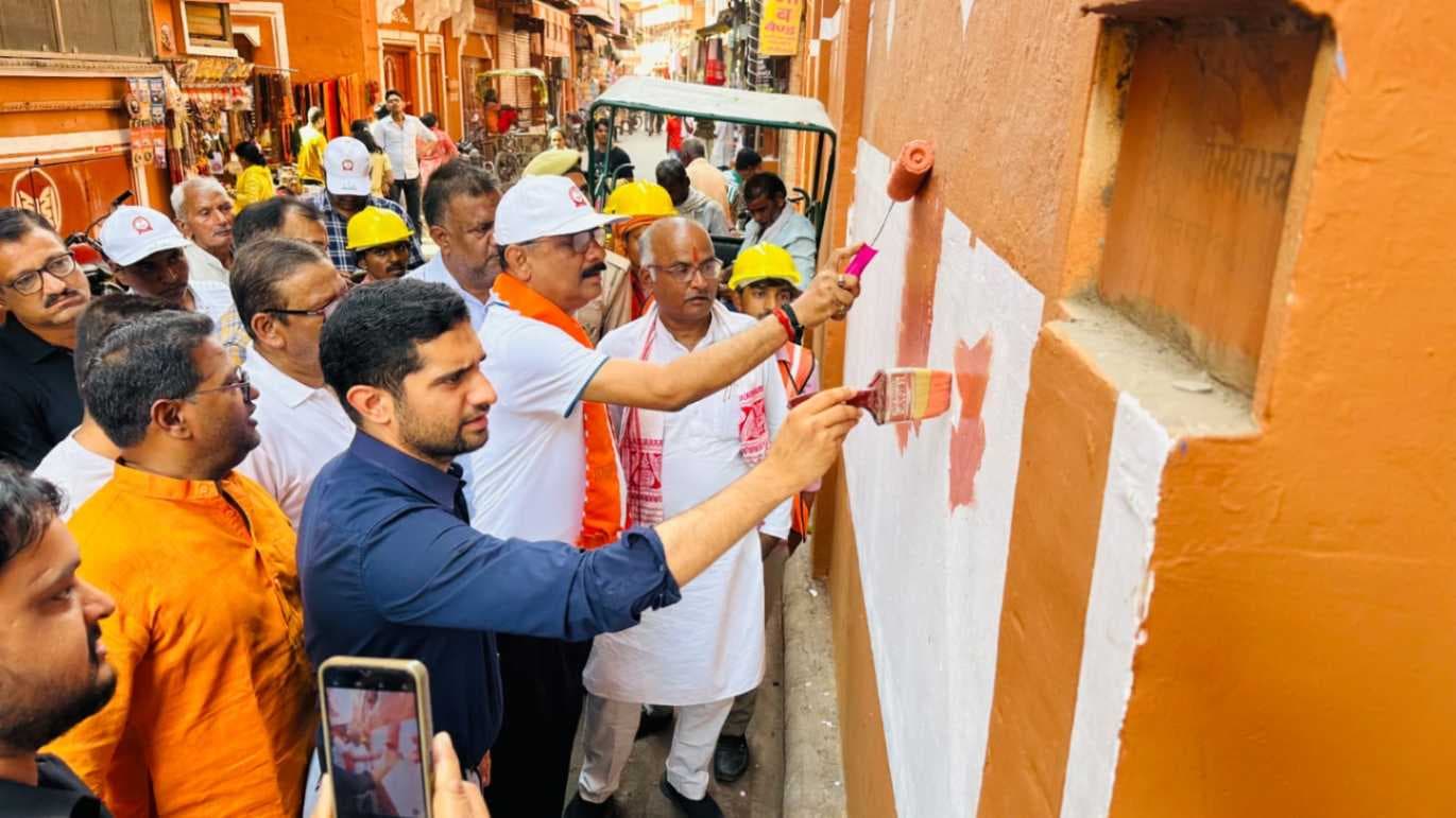 महापौर व नगर आयुक्त ने कालभैरव मंदिर मार्ग की दीवारों पर किया पेंट, दिए निर्देश...