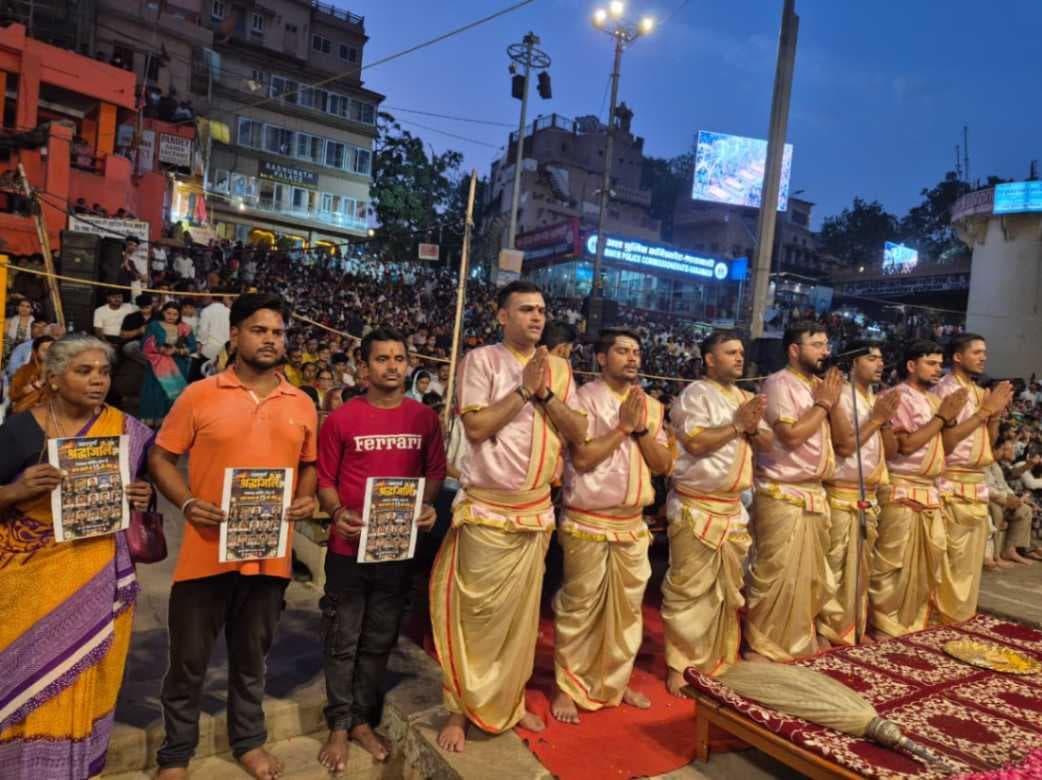गंगा आरती में लखनऊ अग्निकांड के मृतक विद्यार्थियों को दी गई श्रद्धांजलि...