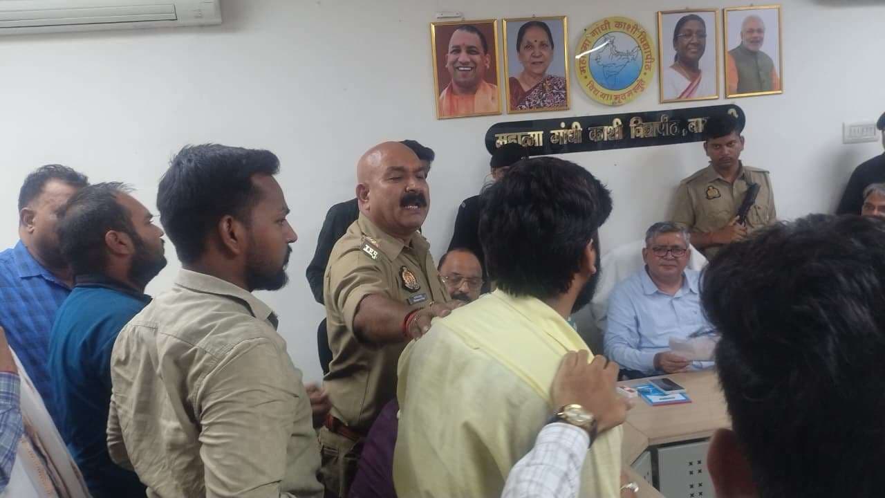 काशी विद्यापीठ में छात्रों ने किया कुलपति का घेराव, हाॅस्‍टल से निकाले जाने पर जताया विरोध...