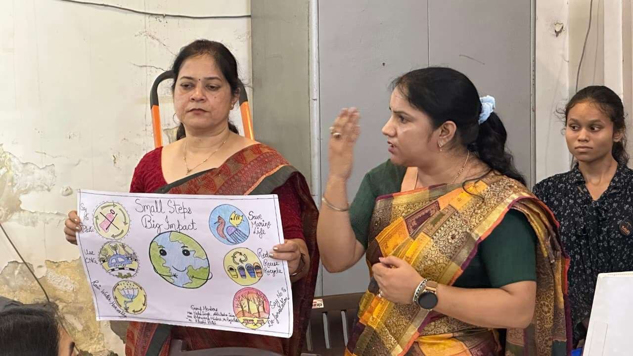 तुलसी घाट पर पर्यावरण कार्यशाला: महिलाओं ने सीखा कार्बन फुटप्रिंट कम करने का हुनर...