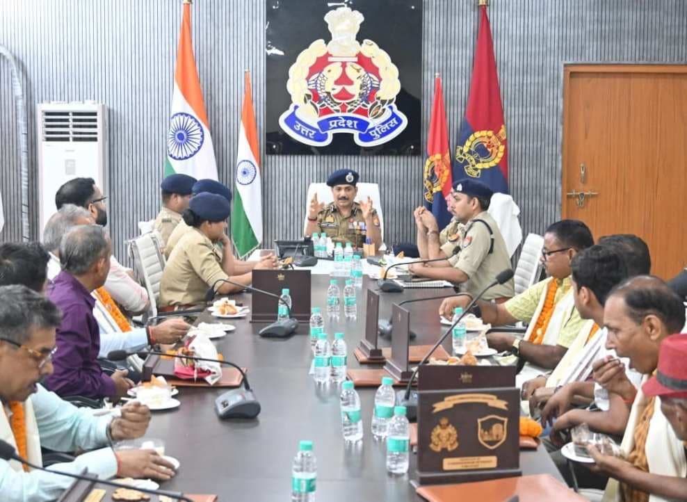 वाराणसी पुलिस कमिश्नरेट में सेवानिवृत्त 8 पुलिसकर्मियों को दी गई भावभीनी विदाई