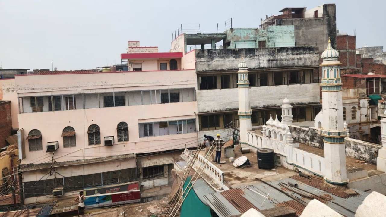 दालमंडी चौड़ीकरण : मुहर्रम के बाद मस्जिदों पर चला हथौड़ा , पुलिस बल तैनात...
