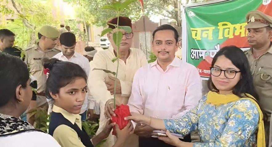 वाराणसी में वन महोत्सव का शुभारंभ, वृक्षारोपण कर दिया पर्यावरण संरक्षण का संदेश...