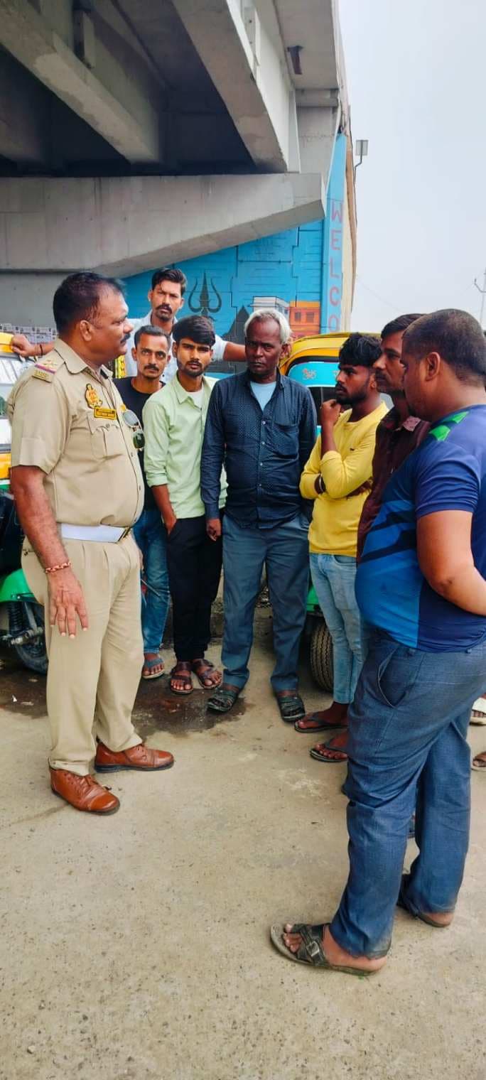 टीईटी अभ्यर्थियों की मदद के लिए आगे आए वाहन चालक, यातायात नियमों के पालन का भी दिया गया संदेश...