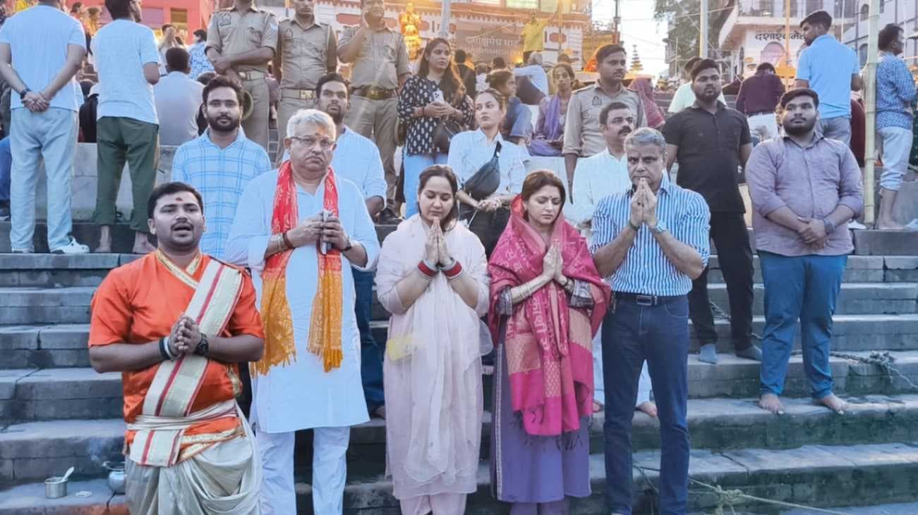 फिल्म अभिनेत्री भाग्यश्री ने की मां गंगा की आरती, बाटी चोखा का लिया स्वाद...