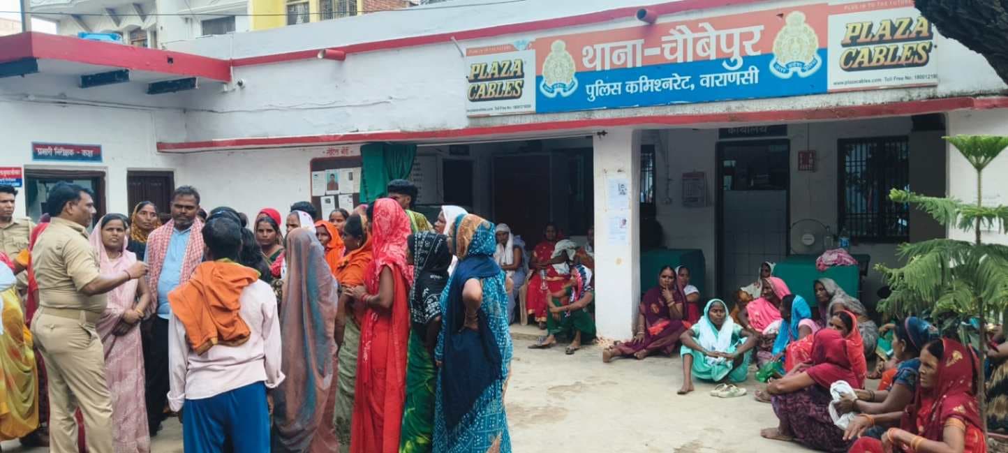 दुष्कर्म के झूठे मुकदमे में युवक को फंसाने का आऱोप लगाकर महिलाओं ने थाने पर किया प्रदर्शन...