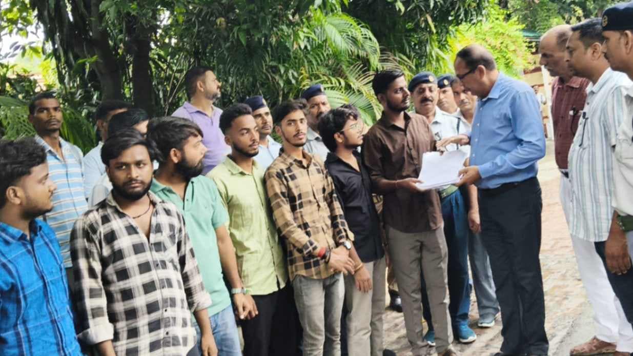 बीएचयू अस्पताल के एमएस के लिए साक्षात्‍कार, अपात्र अभ्यर्थियों को लेकर छात्रों का प्रदर्शन...