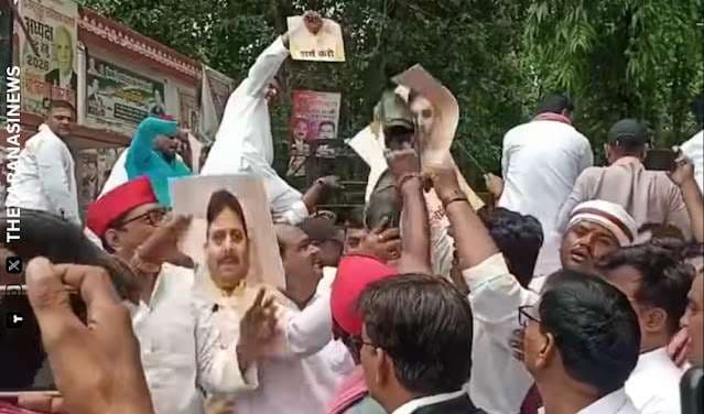 सपा प्रमुख पर टिप्‍पणी के विरोध में मंत्री के पोस्‍टर पर फूटा गुस्‍सा, जिला मुख्‍यालय पर प्रदर्शन...