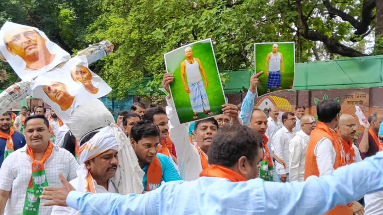 मंत्री रविंद्र जायसवाल के कथित अपमान के विरोध में अखिलेश यादव का पुतला फूंका, भाजपा ने की ये मांग...