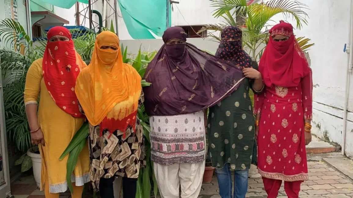 कैंट स्टेशन के आसपास पुरुषों को छेड़ने वाली महिलाओं पर कसा शिकंजा, शिकायत के बाद हुई कार्रवाई 