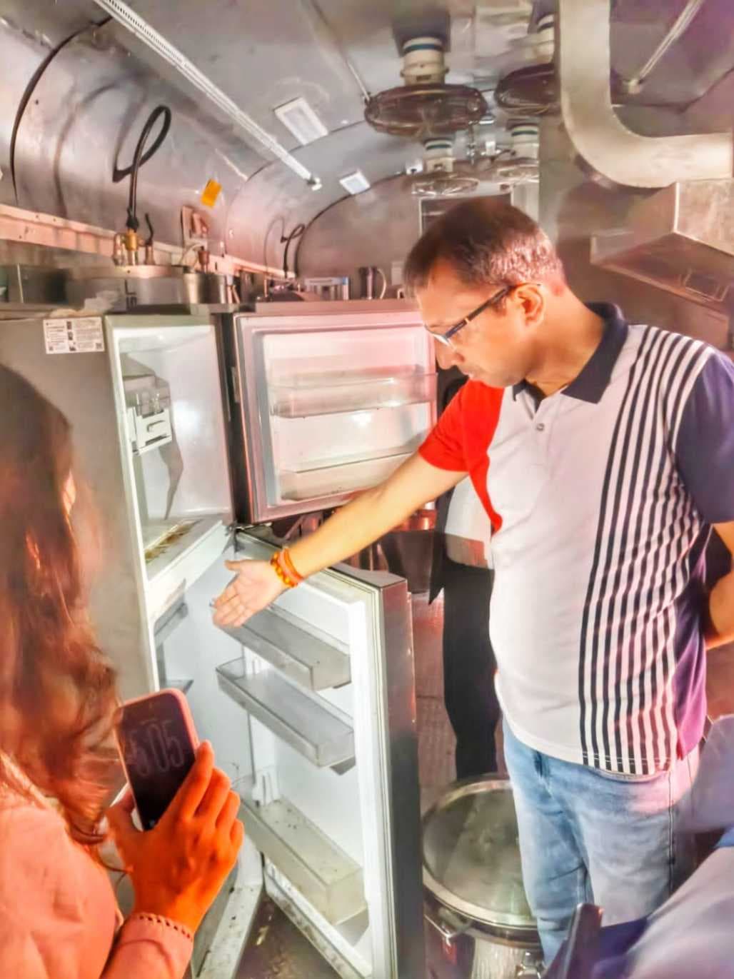 बनारस–हडपसर अमृत भारत एक्सप्रेस के पेंट्रीकार का डीआरएम ने किया निरीक्षण, स्वच्छता और भोजन की गुणवत्ता पर दिया जोर
