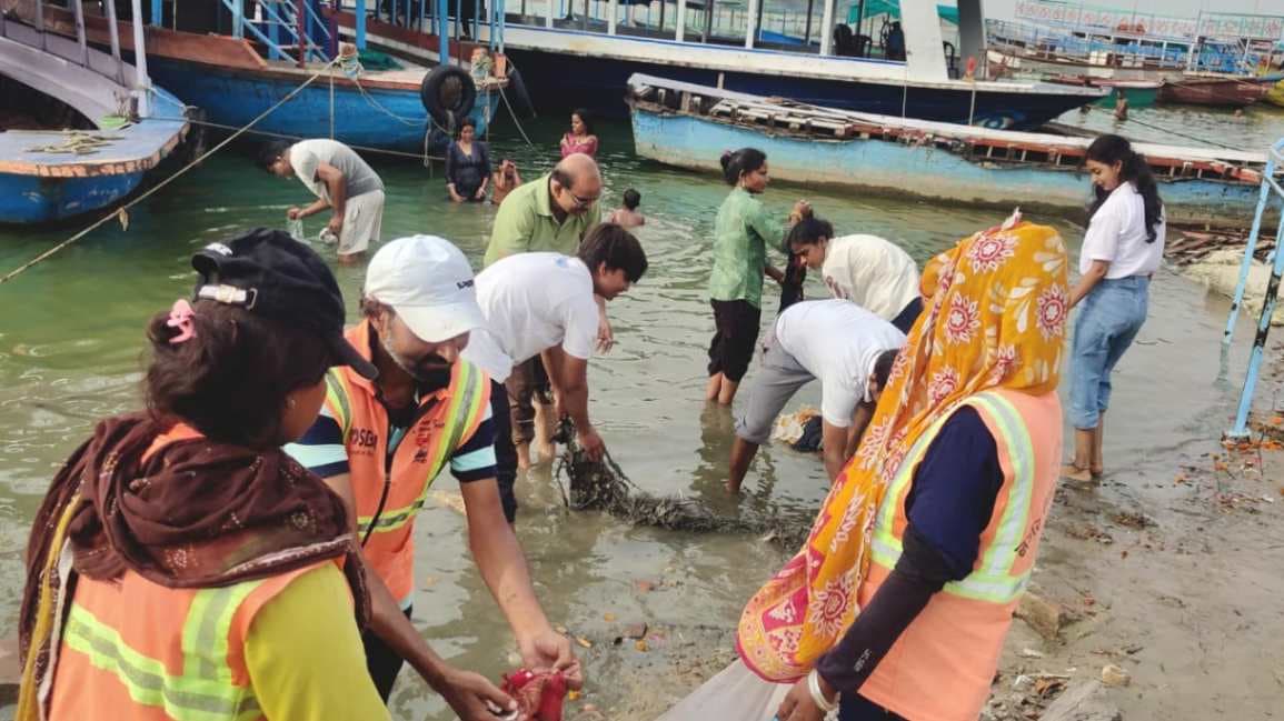 नमामि गंगे का स्वच्छता अभियान, लोगों से अपील- गंगा में न डालें पूजन सामग्री और धार्मिक पुस्तकें...