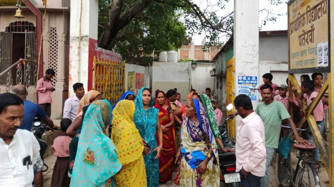 स्कूल में मध्याह्न भोजन की गुणवत्ता का अभिभावकों ने किया विरोध, लगाया यह आरोप