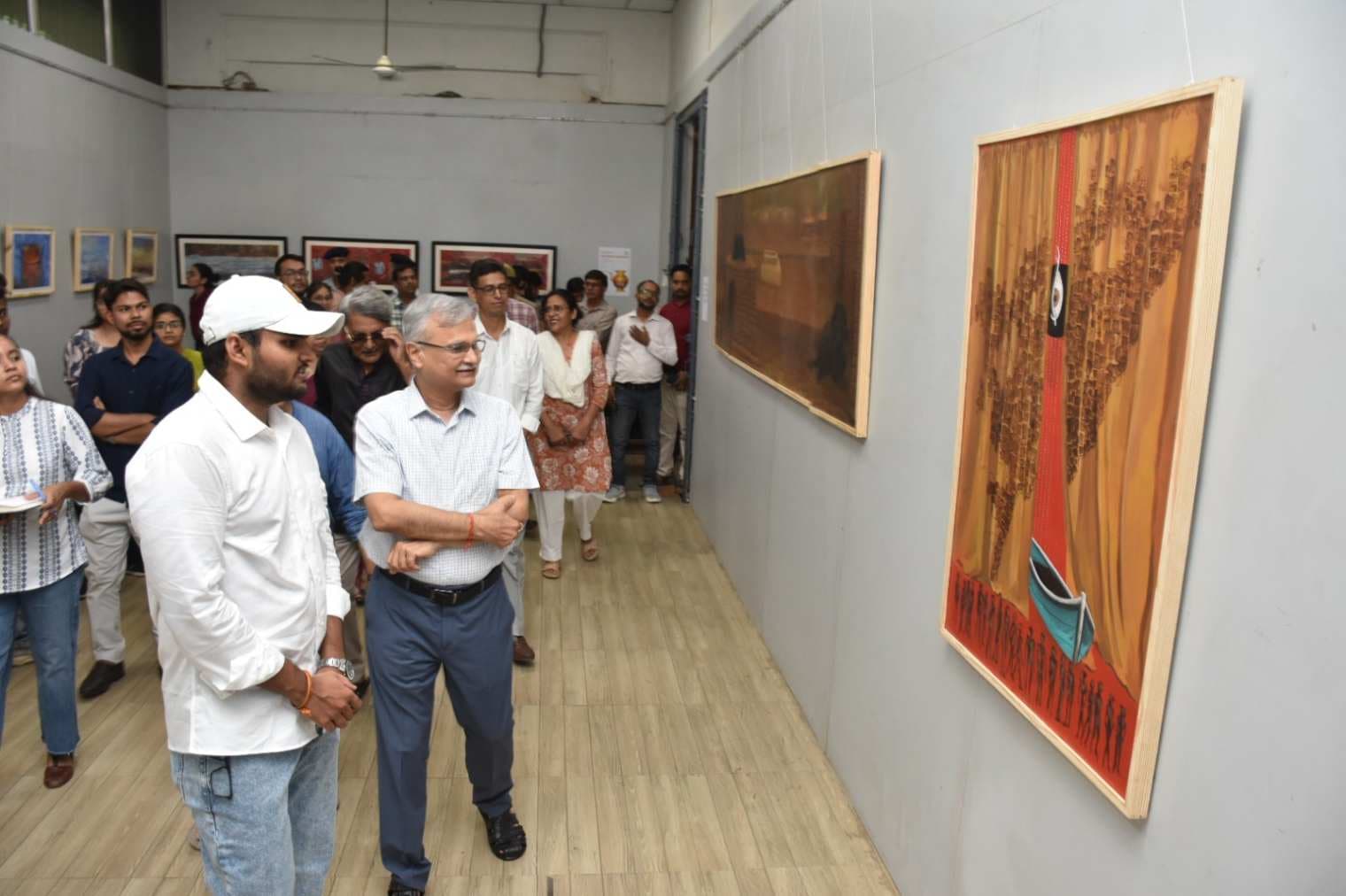 भारत कला भवन में शुरू हुई कलाकार सुभाष चन्द्र की एकल चित्र प्रदर्शनी, चित्रों में दिखा जीवन, मृत्यु और मुक्ति का दर्शन...