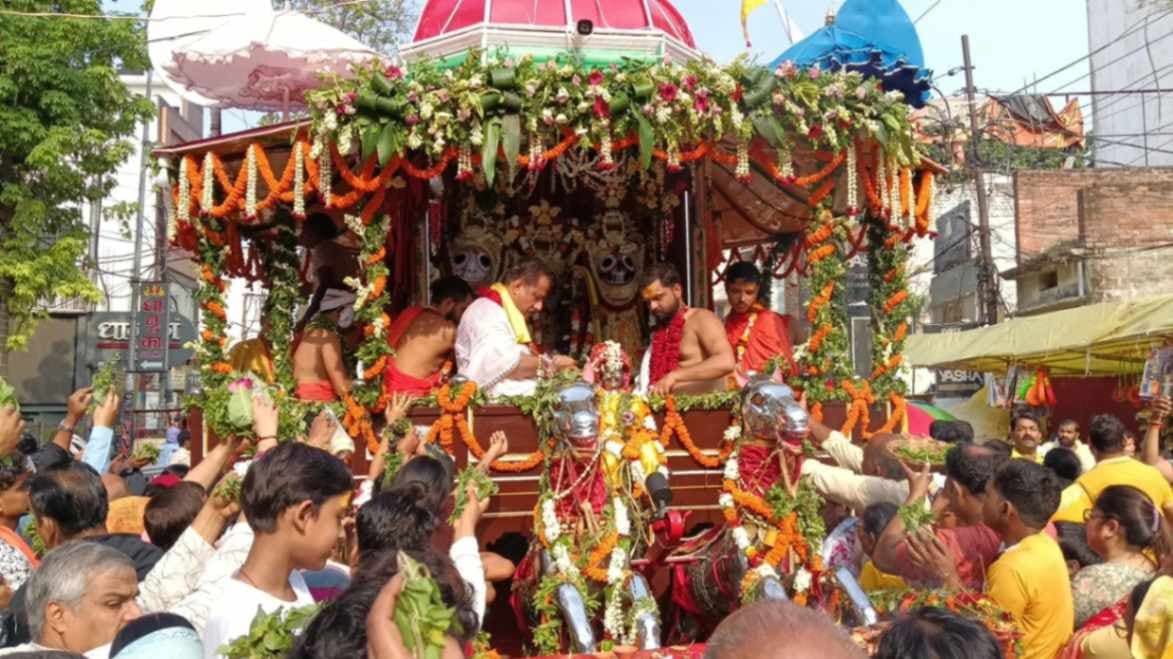 काशी में नई व्‍यवस्‍था के संग भगवान जगन्नाथ रथयात्रा मेले का शुभारंभ, उमड़े श्रद्धालु 