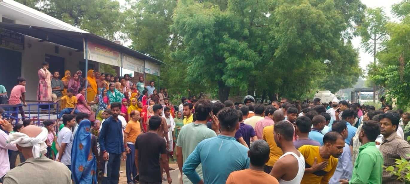 बाइक फिसलते ही सड़क से टकराया सिर, बेटे काे स्‍कूल छोड़कर लौट रहे युवक की मौत...  