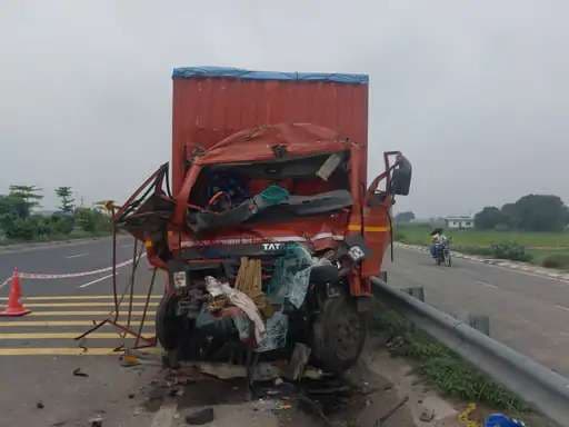 वाराणसी में सड़क हादसे में डीसीएम चालक की मौत, केबिन काटकर निकाला शव...
