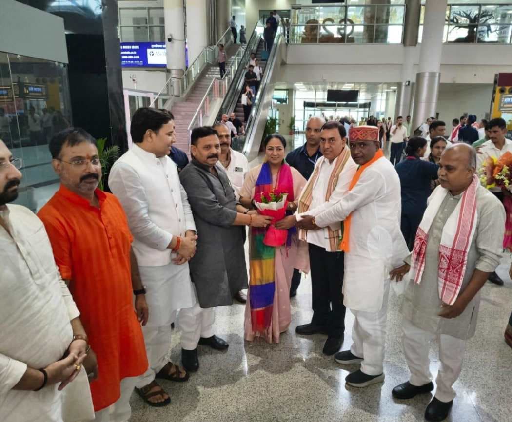 दिल्‍ली की मुख्‍यमंत्री रेखा गुप्‍ता वाराणसी पहुंची, एयरपोर्ट पर नेताओं ने किया स्‍वागत...