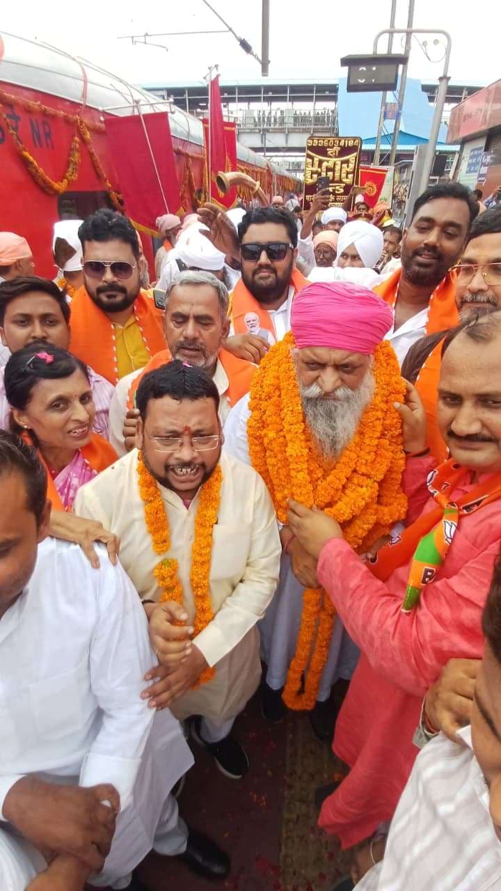 छेहरटा-वाराणसी एक्सप्रेस का काशी में भव्य स्वागत, श्रद्धालुओं पर पुष्पवर्षा कर किया अभिनंदन