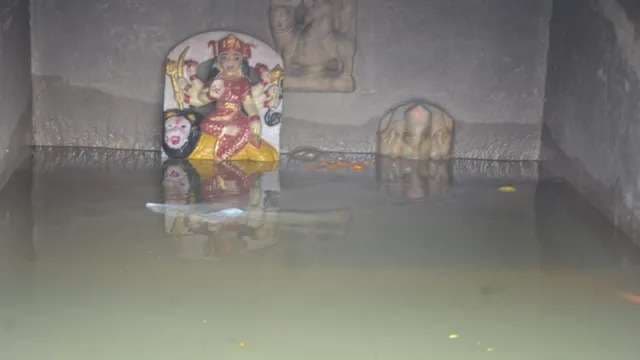 वाराणसी में गंगा बढ़ाव पर, घाट किनारे कई विग्रह डूबे, चिंता बढ़ी...
