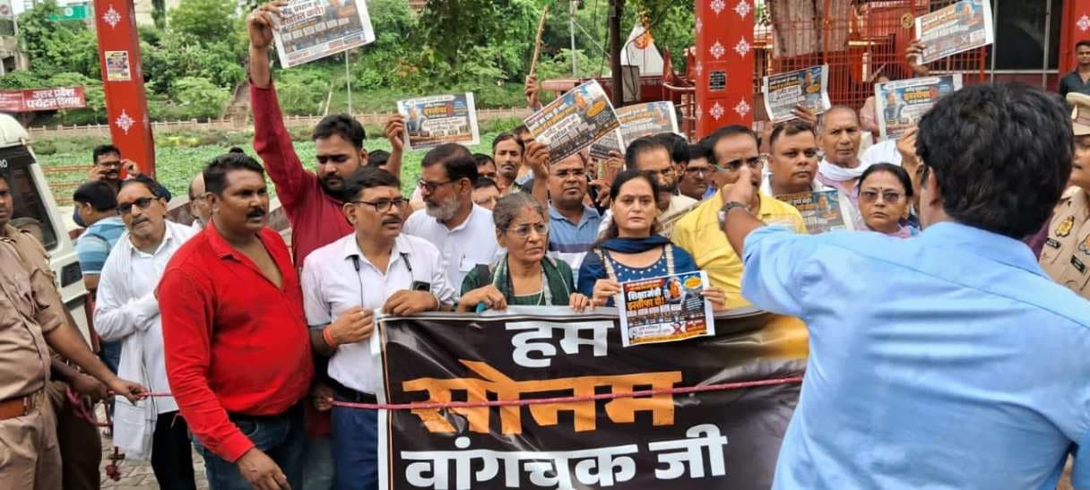 वाराणसी में सोनम वांगचुक के समर्थन में निकली पदयात्रा को पुलिस ने रोका, सपाजनों से बहस